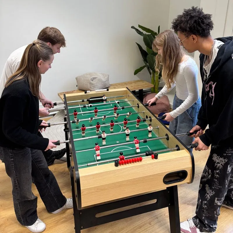 Des étudiants jouent au babyfoot