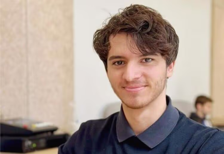 Un jeune bachelor est prêt à commencer ses études