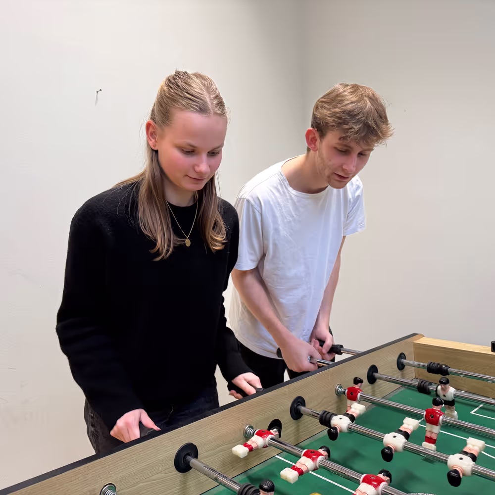 Deux étudiants s'amusent au babyfoot
