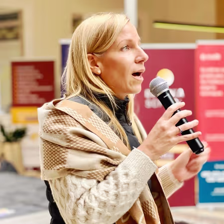 Directrice qui donne une conférence