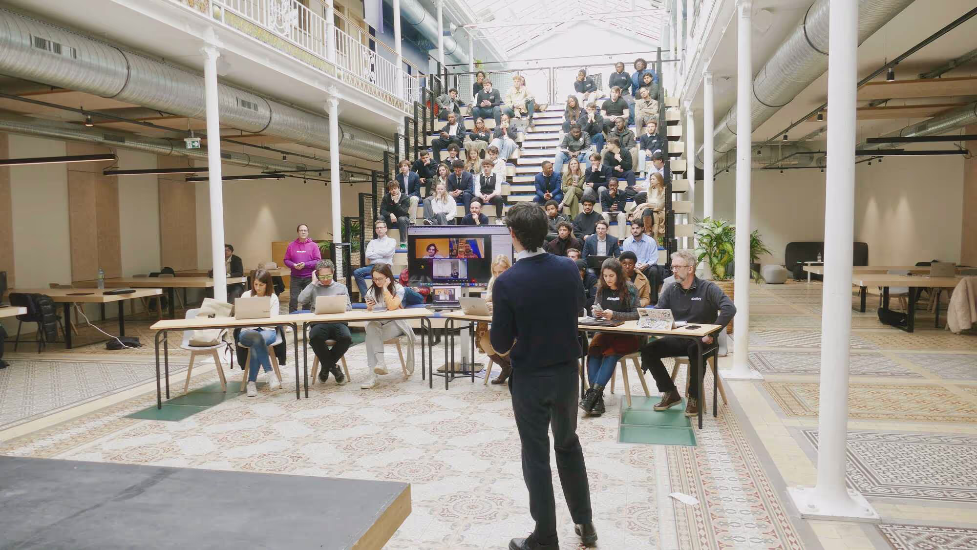 Étudiant d'Eugenia School s'adressant à un public