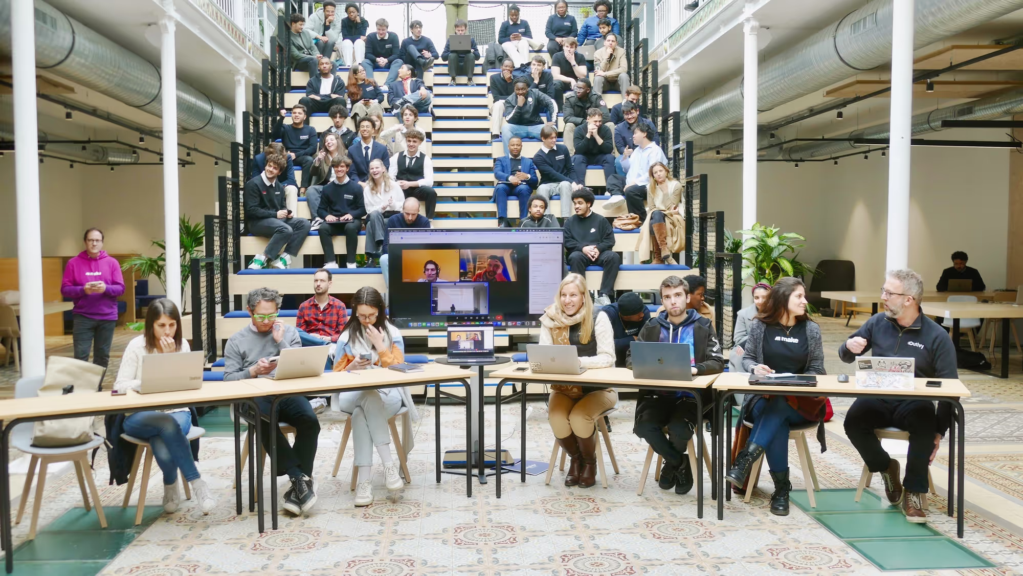 Présentation d'un projet devant le jury lors d'un hackathon