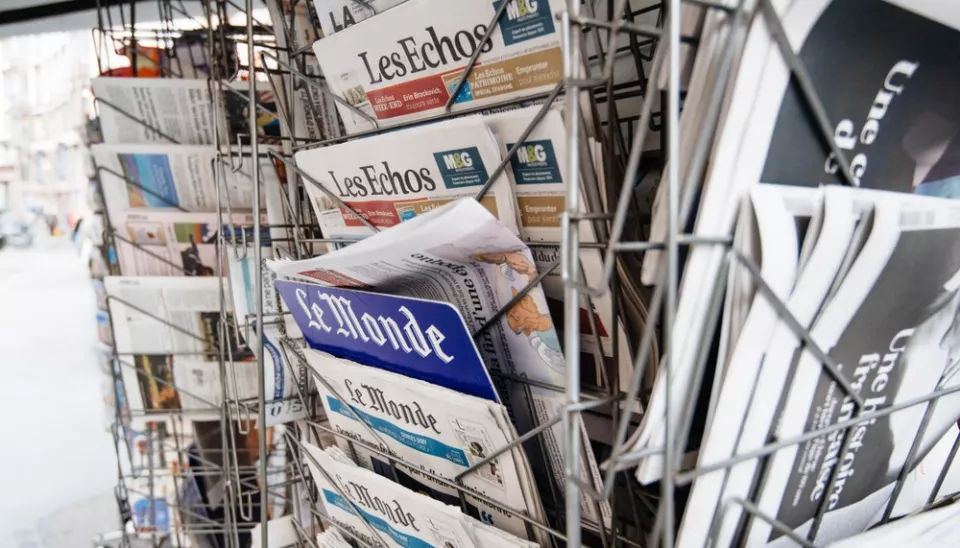 Présentoir de journaux français dans un kiosque