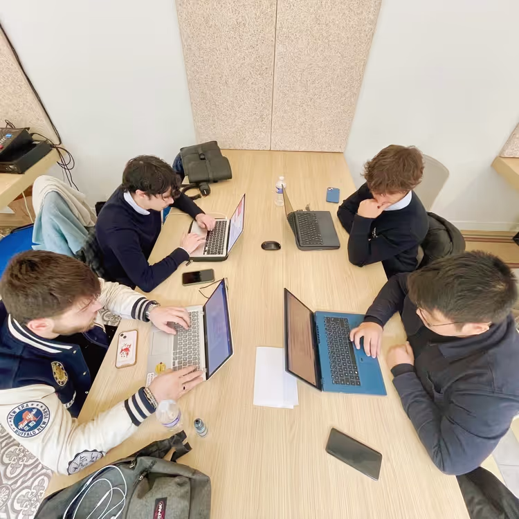 Un groupe d'étudiants qui travaille sur un projet