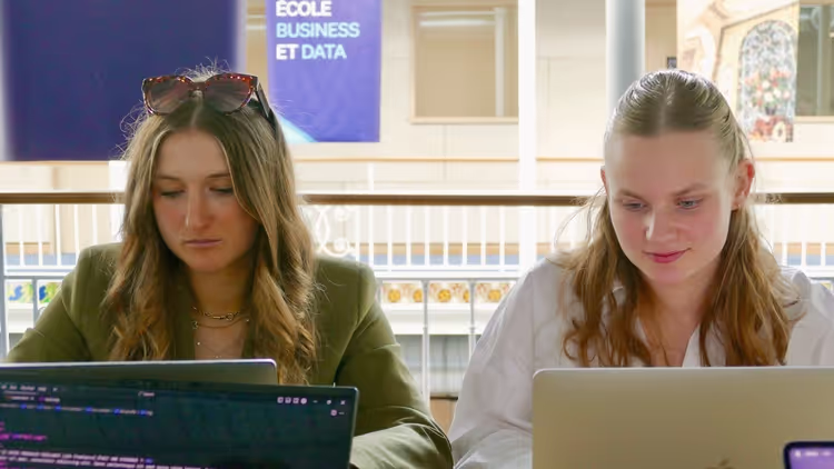 Deux étudiants travaillant sur un projet de groupe