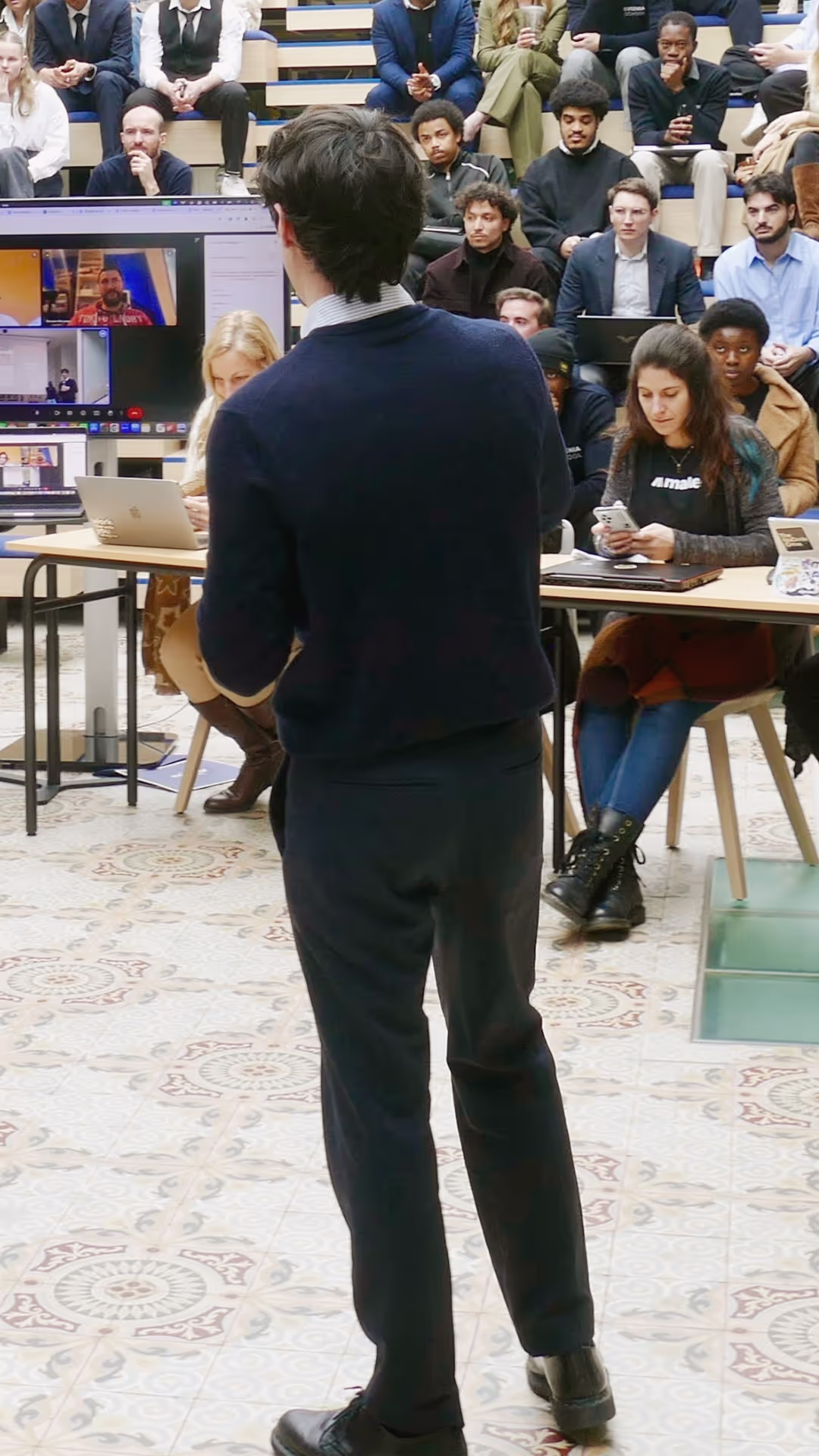 Étudiant présentant son projet de fin d'année