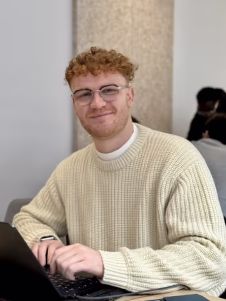 Un bon étudiant sourit